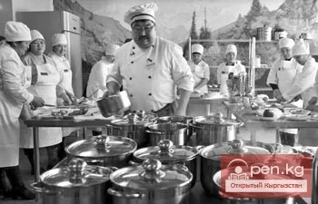 Кыргызстандык мектептин ашканасынын ашпозчулары квалификациясын жогорулатышты