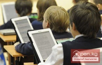 Кыргызстандык мектеп окуучулары 2025-жылга чейин планшеттер менен камсыздалат