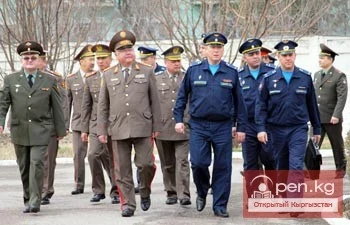 Российскую авиационную базу ОДКБ «Кант» посетила делегация Военного ведомства КР