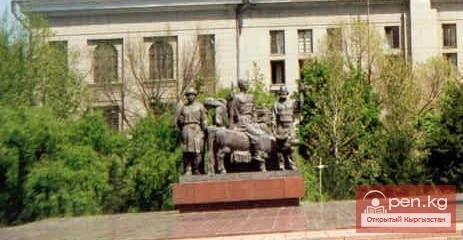 «Революция үчүн күрөшкөндөргө» эстелик, скульптор Т. Садыков тарабынан түзүлгөн