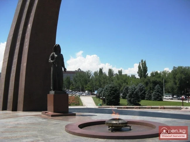 Жеңиш эстелигинин скульптуралык-архитектуралык комплекси