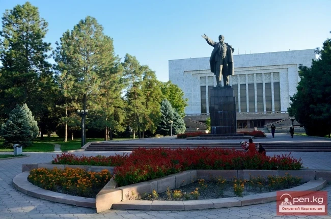 Monumental-Pathetic Representation of Lenin in the Sculpture by T. Sadykov