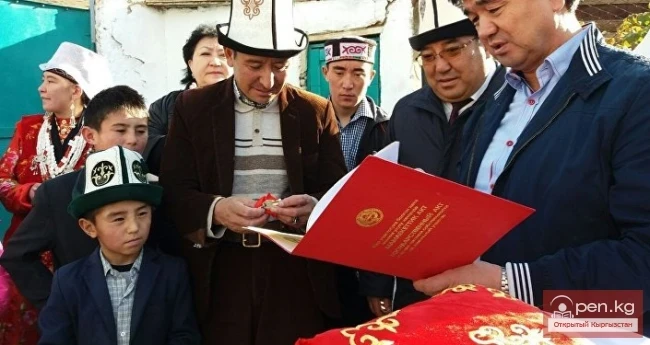 Кыргызстандын президенти Алмазбек Атамбаев памирлик кыргыздар үчүн үй сатып алды