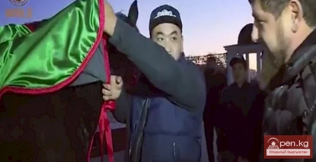 Рамзан Кадыров кыргызстандык жарандан белек катары ат алды