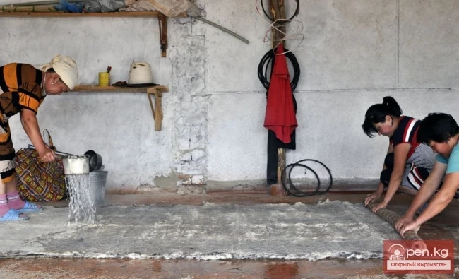 Из какого материала изготавливают киргизские ковры?