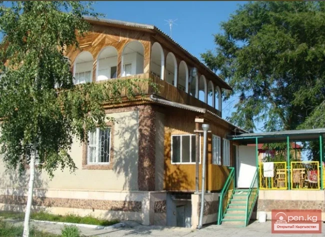 The title translates to "Lotos Boarding House."