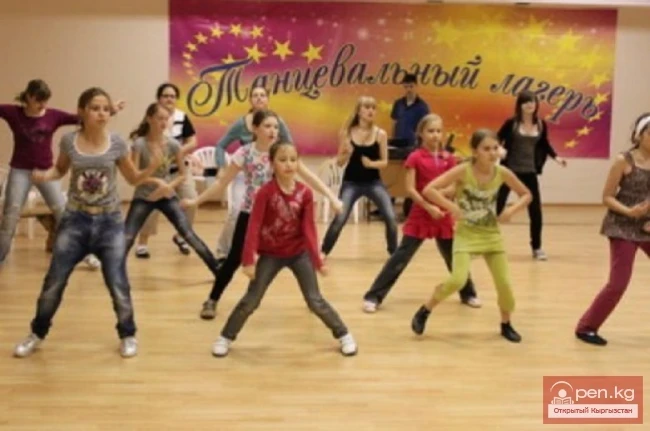 Окуу-спорттук лагерь "Толкундарда Жүгүргөндөр"