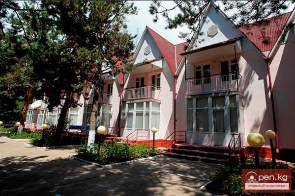 The title translates to "Dilorom Boarding House."