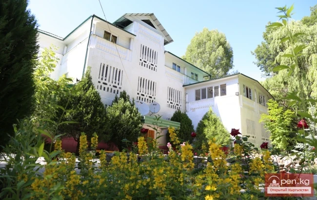 The title translates to "The Azat Boarding House."