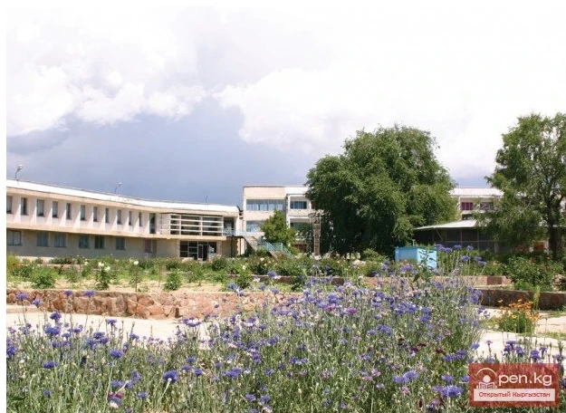 The title translates to "University Boarding House."