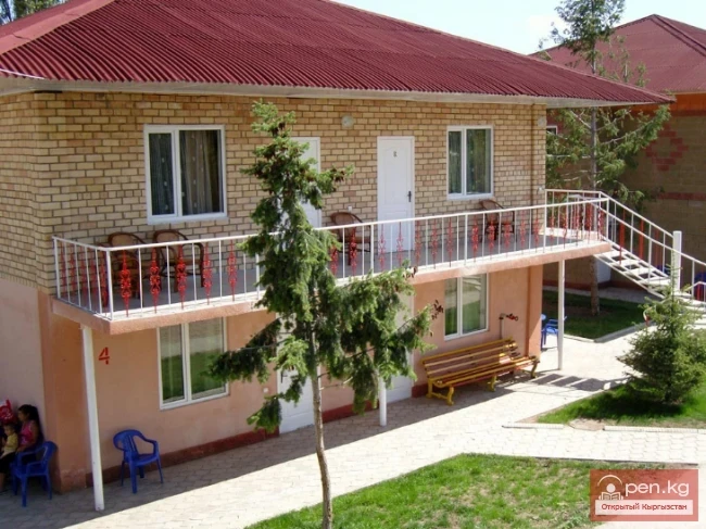 The title translates to "Diamond Shore Boarding House."