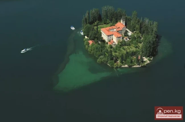 The smallest inhabited islands in the world