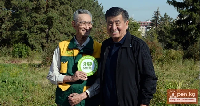 Президент КР Сооронбай Жээнбеков и мэр Бишкека Азиз Суракматов поучаствовали в субботнике