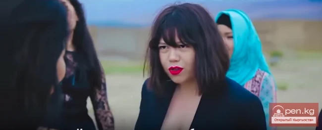 Жаш кыргыз кыз бюстгальтерде ырдады. Эми ага кек алуу менен коркутушууда