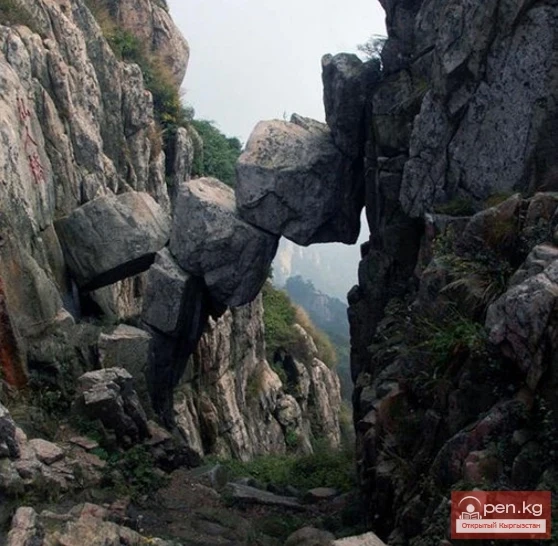 Балансирленген таштар жана жартасдар