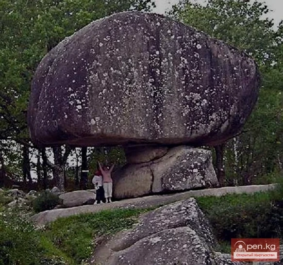 Балансирленген таштар жана жартасдар