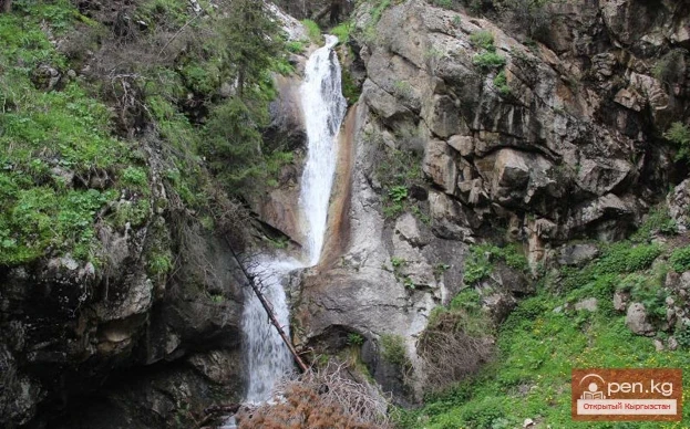 Kok-Moynok Waterfall