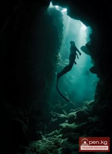 Кара сууда сүзүүчүлөр Ысык-Көл. Кыргызстандагы аномалдык зоналар