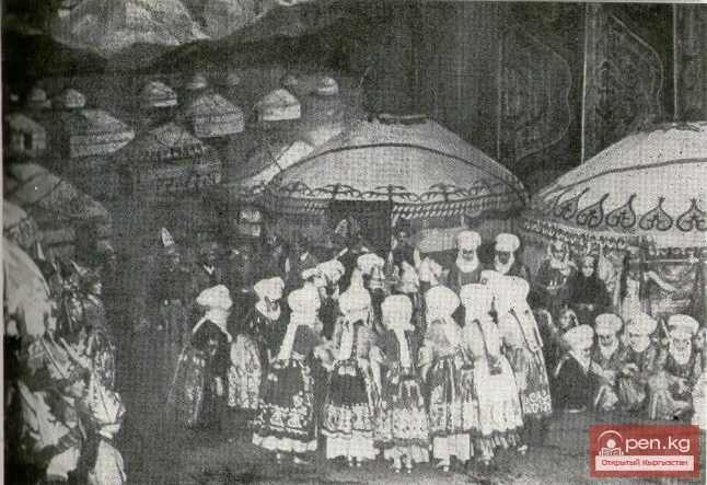 Три поколения танцовщиц и танцовщиков киргизского балетного театра