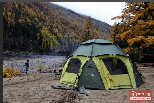 Choosing a Tourist Tent for Hiking in the Mountains of Kyrgyzstan