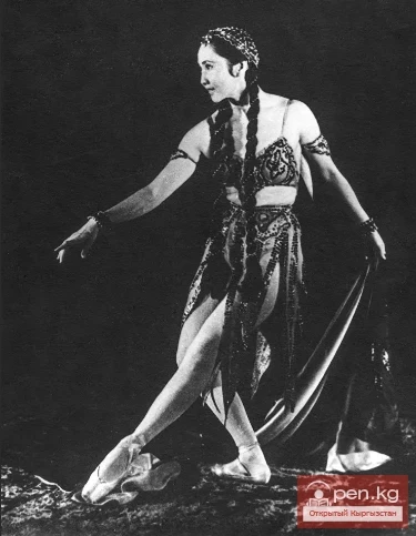 Бибисара Бейшеналиева Айдай жезкишинин ролунда (балет «Чолпон»).