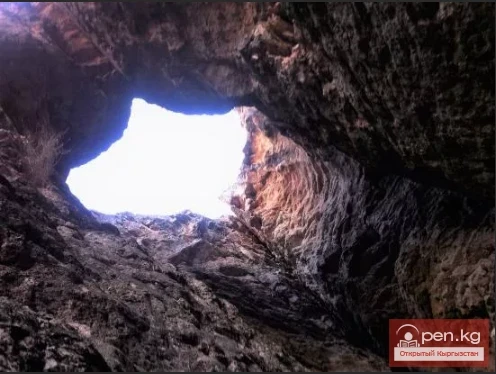 The title translates to "Alamyshyk Cave."