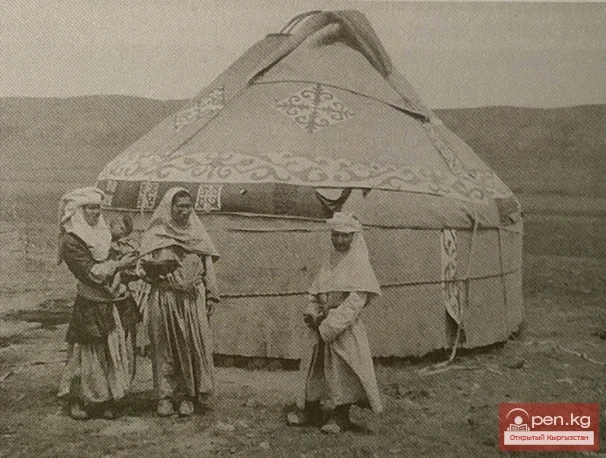 Кыргыз аялдары, тамак-аш сунуштап жатышат. Кичи Джыргалан. Июнь, 1907 ж.