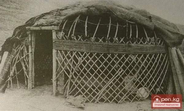 Юрт, жарым-жартылай войлок менен жабылган. Караван район, Жалал-Абад облусу. 1955 ж.