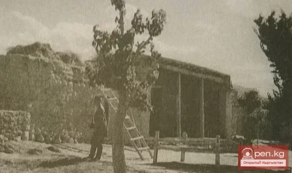 Exterior view of the house with ayvan. Collective farm named after Andreev, Bukermek village council, Batken district, Osh region. 1951. Photo from the collection of E.I. Makhova. Archive of the Institute of Ethnology and Anthropology of the Russian Academy of Sciences