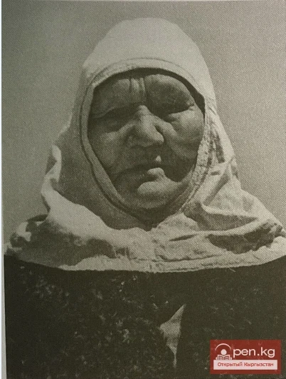 Пожилая женщина в национальном головном уборе. Атбашинский р-н, Тянь-Шаньская обл 1954 г.Фото из коллекции Е.И. Маховой. Архив ИЭА РАН