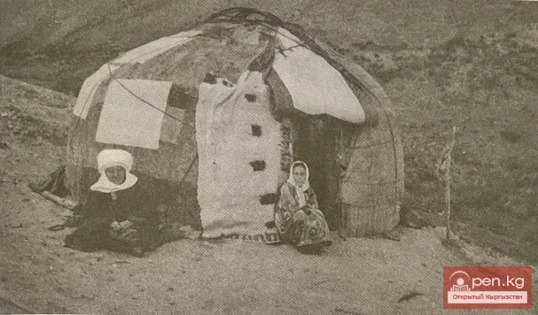 Юрта. Сидит женщина в «элечеке» (слева). Джайлоо Балыкты, кол¬хоз им. Маркса, сельсовет Токтогула Сатылганова, Токтогульский р-н, Джалал-Абадская обл. 1955 г.