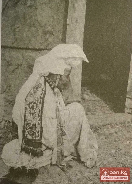 Улуу аял улуттук баш кийимде. Ош облусу. Кыргызстандын. Жыйноочу Ф.А. Фиельструп. 1920-жылдар.