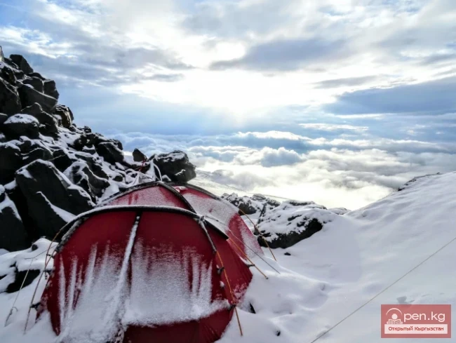 Чатырда муздабай калуунун жолдору: тажрыйбалуу туристтердин бир нече эрежелери
