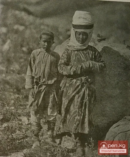 A girl and a boy in traditional costumes. The first third of the 20th century.