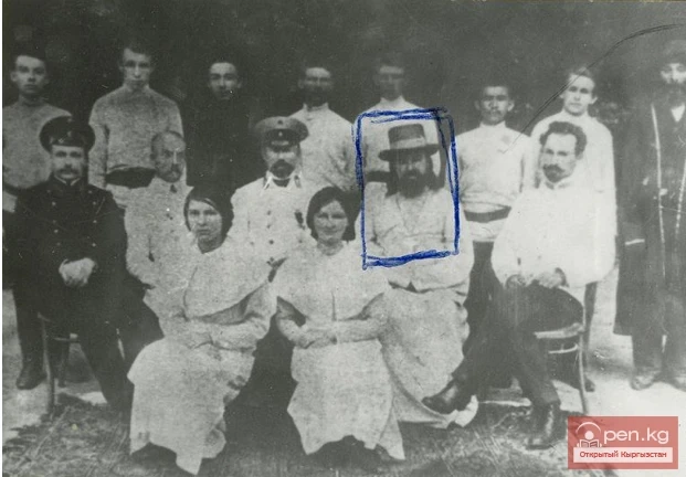 Александр Никольский. Первый священник Никольской церкви. Если смотреть на вход в церковь, то слева три огромных тополя под ними он и похоронен.