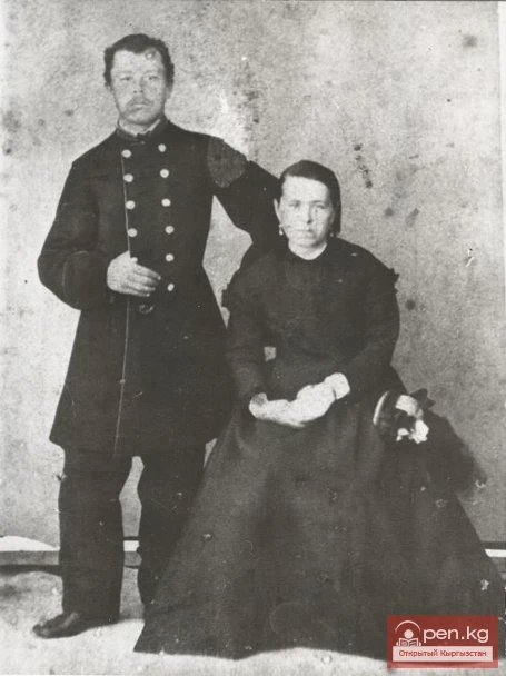 Чиновник уездного управления Соколов с женой.