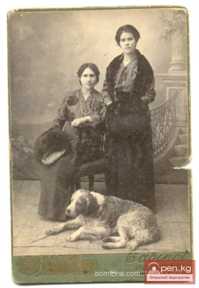 Жительницы города Пишпек. Мещанка Феодосия Григорьевна Баранникова(стоит), вдова купца 2-й гильдии Баранникова Ивана Ивановича.