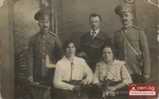 Жители города Пишпек.Иван Иванович Баранников (без форменой одежды) ,его жена Феодосия Григорьевна(сидит слева) и др.
