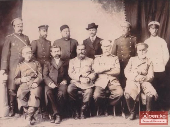 Почтенные граждане города Пишпека. Представители городской администрации и промышленно-торговой верхушки города Пишпека. Начало ХХ века.