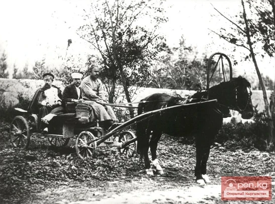 Уездный начальник Пишпека Варгушин с Терентьевым. Здесь он еще просто уездный писарь, сын рабочего, но через пару лет он станет пишпекским старостой и одним из самых богатых людей города...