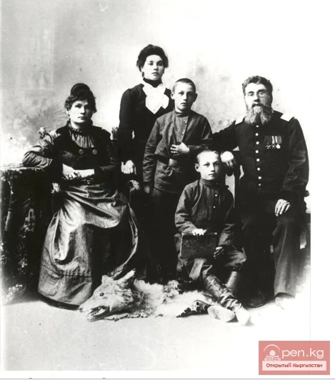 Полицмейстер Докучаев с семьей. Фота 1890е.