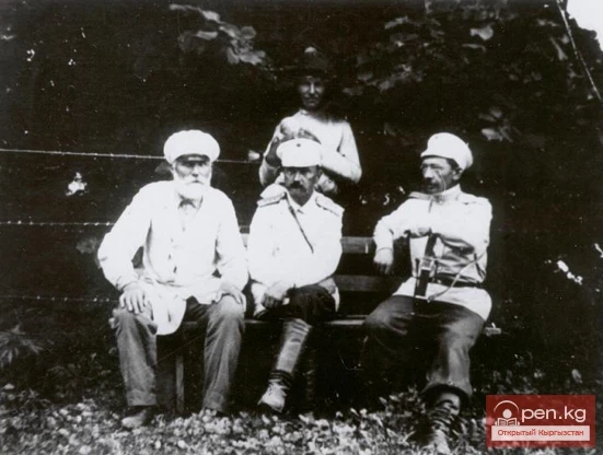 Илья Терентьев на Бульварной с городской администрацией. Фото 1900е