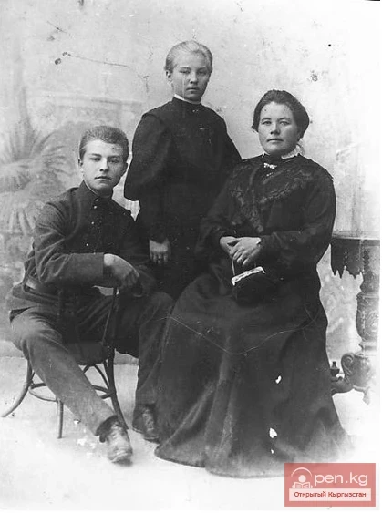 Жена и дети: Мария и Михаил. Фота 1900е.