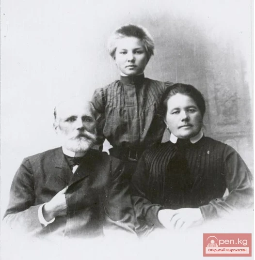 Пишпекский городской староста Илья Федотович Терентьев с семьей.
