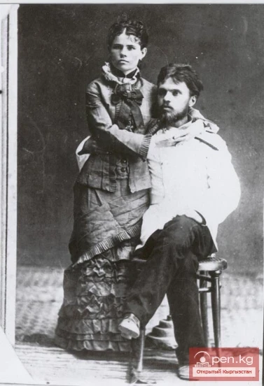 Чиновник Лапин жубайы менен. 1910-жылдар.