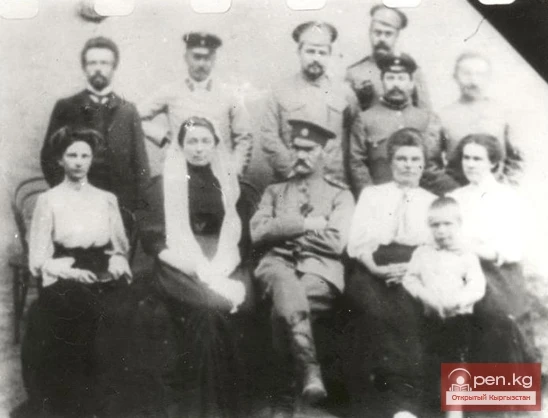 Пишпек шаарындагы дарыгерлер (ортодо ген. Колокольцев, Семиречиеде чумага каршы иш-чараларды башкаруучу). 1910-жылдар.