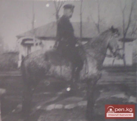 Пишпек шаарынын уезддик начальниги - (1910-жылдан баштап) подполковник Путинцев Григорий Федорович. Сүрөт Верный шаарында тартылган.
