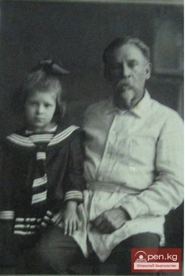 И.П. Иванов небереси менен. Илья Павлович Иванов 1894-жылдан бери айыл чарба мектебин жетектеген. Анын убагында мектеп үлгүлүү абалда болгон. Мектептин 