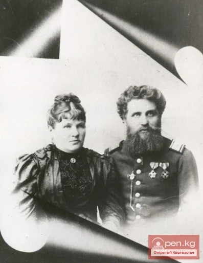 Почтмейстер (?...) жубайы менен, 1900-жылдар.
