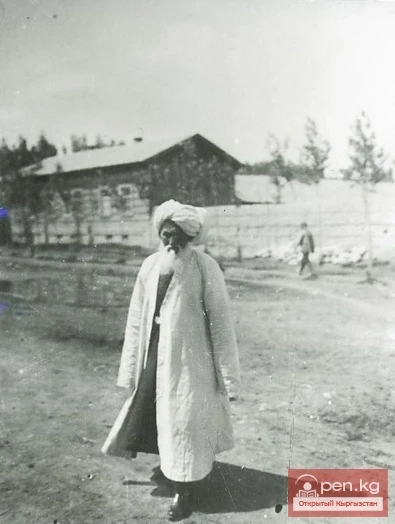 Пишпектеги сарттар, 1911-жыл. Сарттар - түштүктөн келген дыйкандар, узбек жана кыргыздар. Казактарды кыргыздар деп, түндүк кыргыздарды кара кыргыздар деп аташкан.